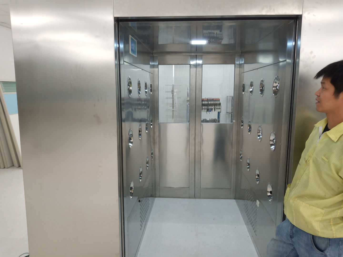 包裝制品廠風(fēng)淋室：風(fēng)淋室在牛奶車間的應(yīng)用有哪些？