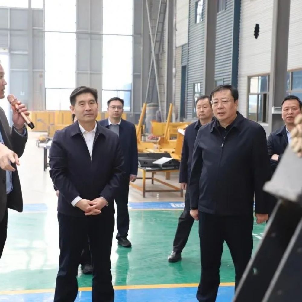 菏澤市人大常委會黨組書記、主任王磊、鄆城縣領(lǐng)導蒞臨山東昌松工程機械調(diào)研指導工作